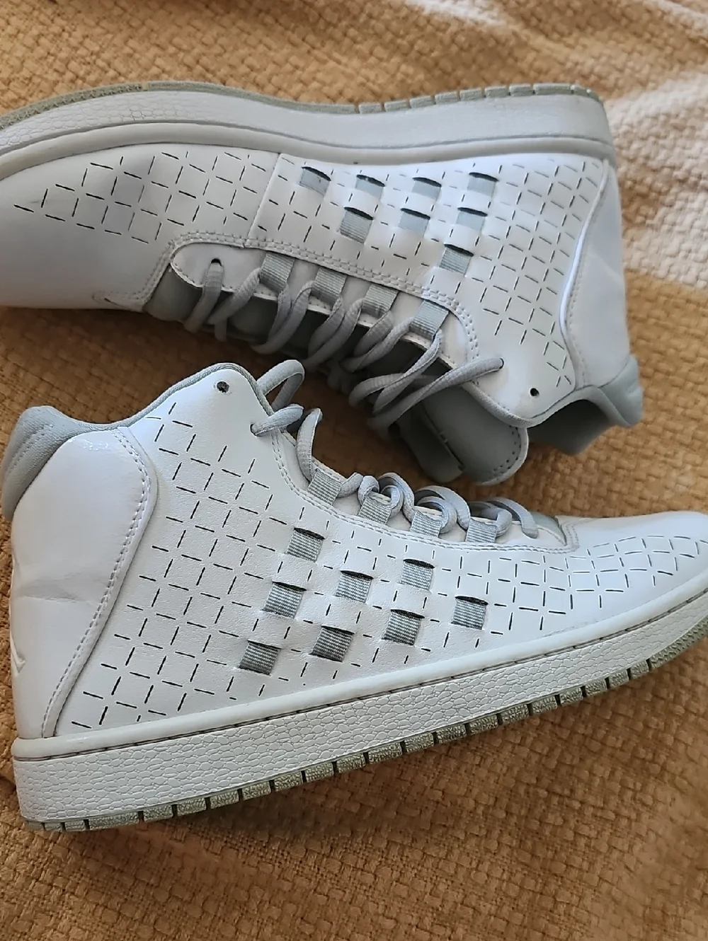 STUNNING Air Jordan Illusion White Gray